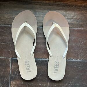 TKEES beach rubber flip flops.